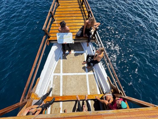 Dive briefing explaining current conditions before a Komodo dive