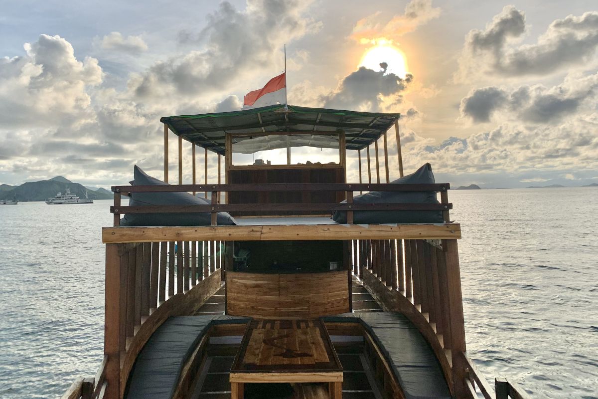 Dive boat labuan bajo deck