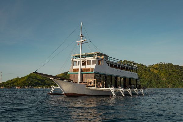 Guests boarding Komodo liveaboard diving in Labuan Bajo harbour