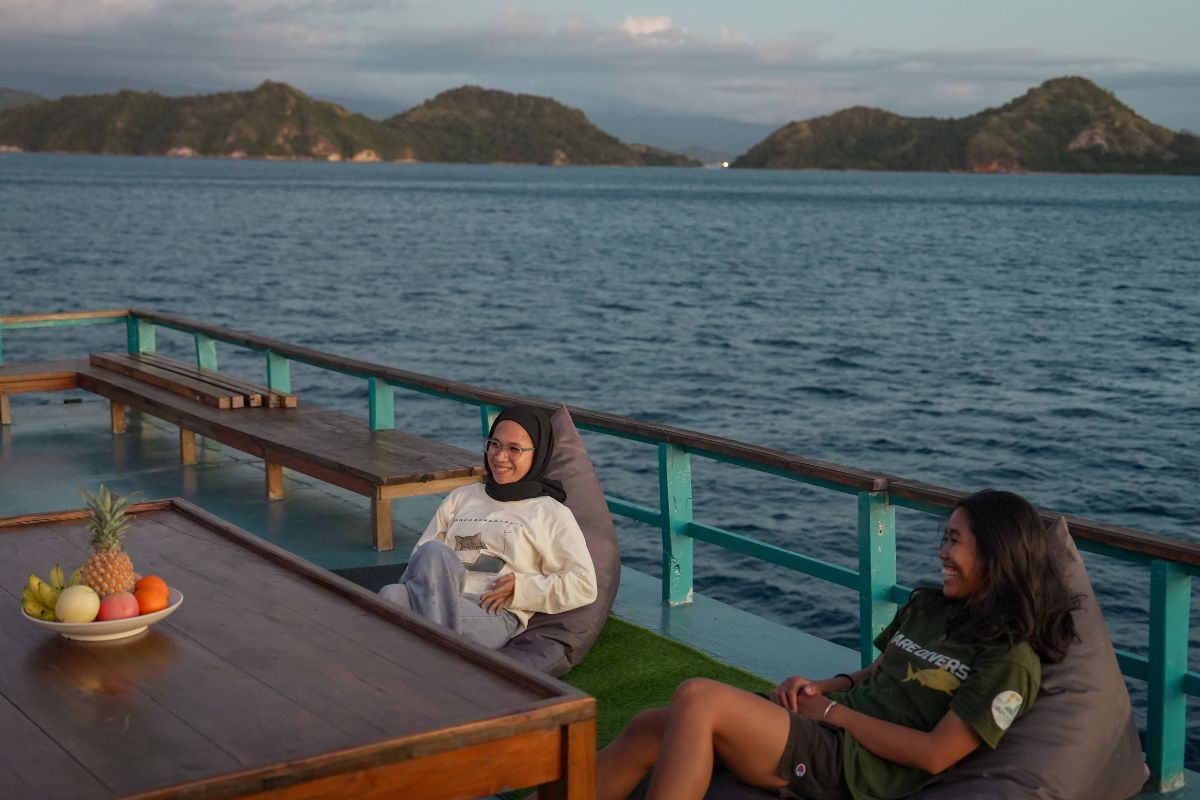 Maria Seascape team enjoying downtime on board during a Komodo liveaboard diving adventure
