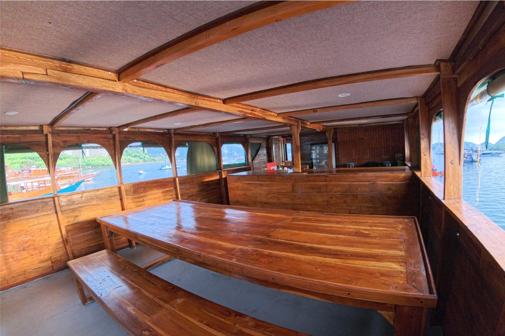 Day boat and liveaboard in Komodo waters