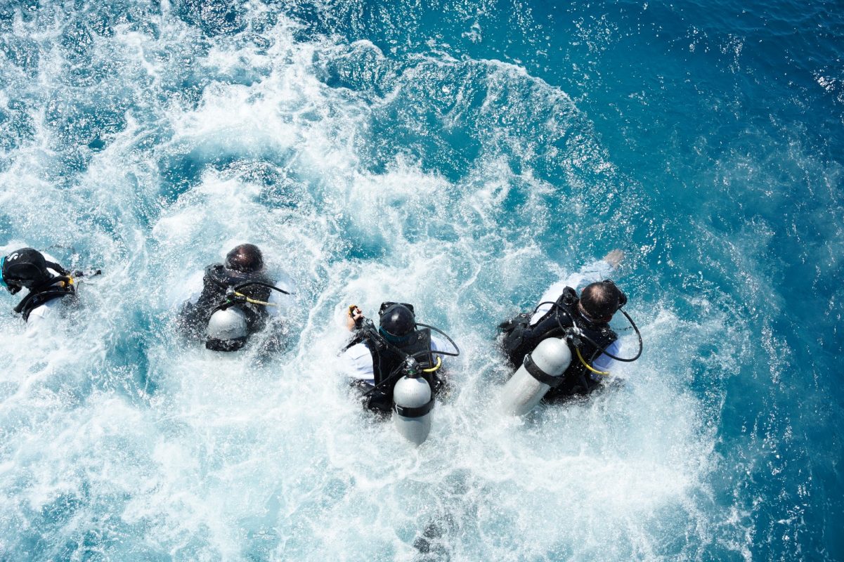 divers-giant-strike-1